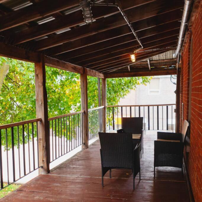 Large Upstairs Flat In Downtown Century Building Belleville Exterior foto