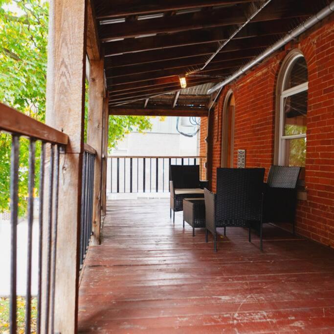 Large Upstairs Flat In Downtown Century Building Belleville Exterior foto