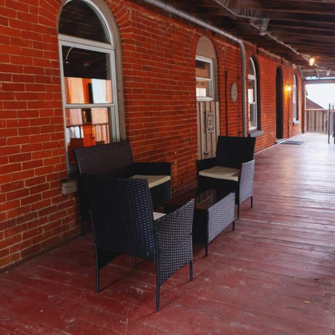 Large Upstairs Flat In Downtown Century Building Belleville Exterior foto
