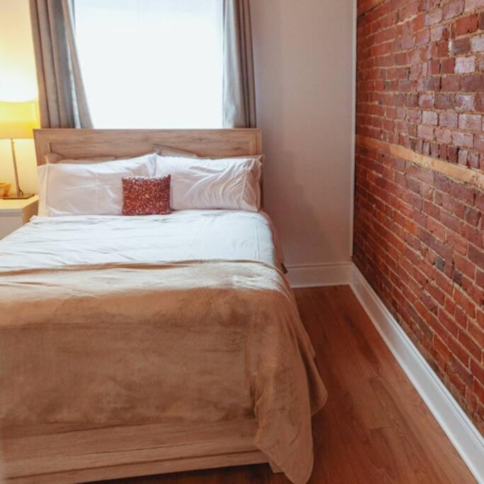 Large Upstairs Flat In Downtown Century Building Belleville Exterior foto