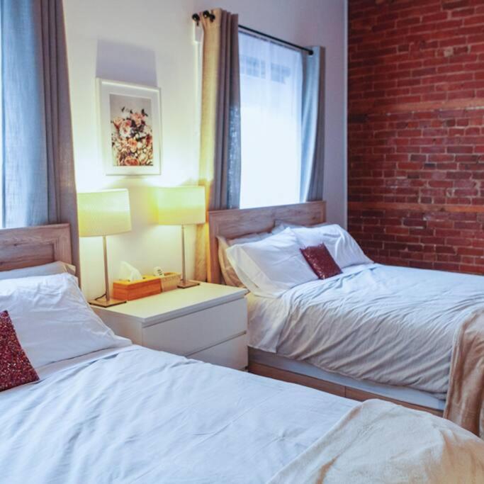 Large Upstairs Flat In Downtown Century Building Belleville Exterior foto